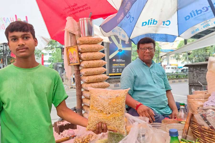 লর্ড সিনহা রোডের মুখেই পাবেন এই ঝালমুড়ির দোকান।
