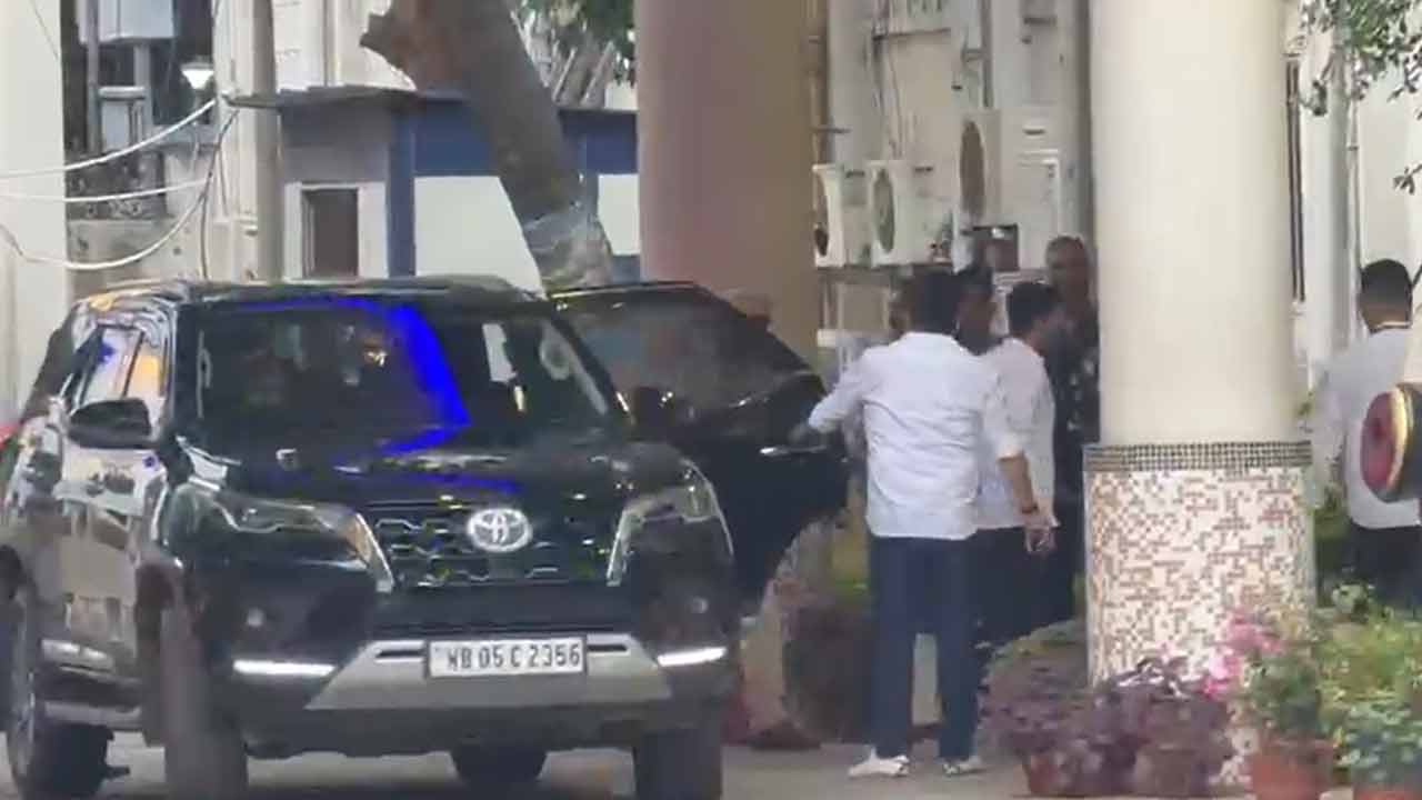 তৃণমূলের সর্বভারতীয় সাধারণ সম্পাদক অভিষেক বন্দ্যোপাধ্যায় ভবানী ভবনের সিআইডি দফতরে। বৃহস্পতিবার বিকেলে।