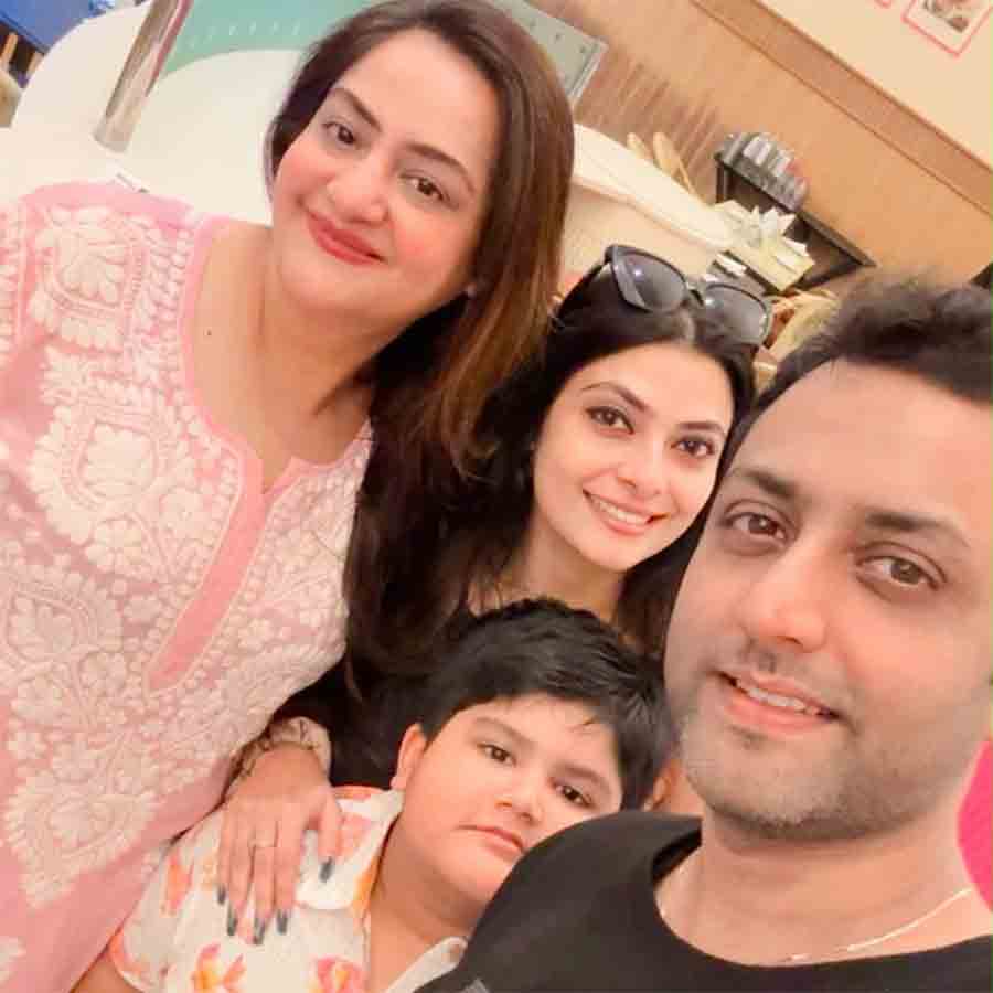 দুই ছেলের সঙ্গে সুদীপা।