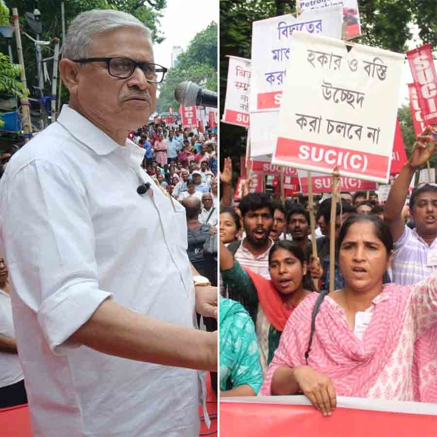 উচ্ছেদ, মূল্যবৃদ্ধির প্রতিবাদে এসইউসি-র মিছিল। প্রতিবাদ মিছিল শেষে সভায় এসইউসি-র রাজ্য সম্পাদক চণ্ডীদাস ভট্টাচার্য (বাঁ দিকে)।