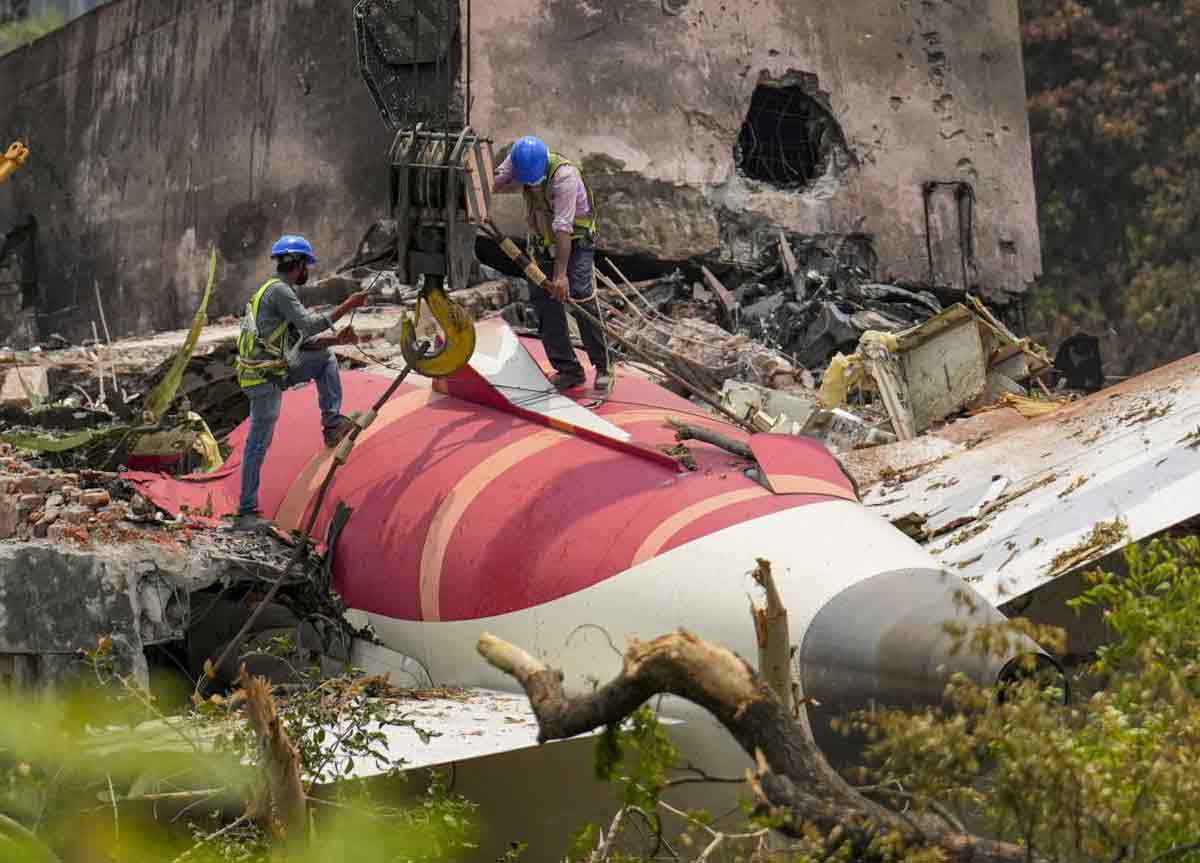 ২০২৫ সালের ১২ জুন। ঘড়িতে দুপুর ১টা ৩৯। গুজরাতের অহমদাবাদ বিমানবন্দর থেকে লন্ডনের গ্যাটউইকের উদ্দেশে রওনা দিয়েছিল এয়ার ইন্ডিয়ার বিমান এআই১৭১। রানওয়ে ছাড়ার ৩২ সেকেন্ডের মধ্যে বিমানবন্দরের কাছে মেঘানিনগরে ভেঙে পড়েছিল বিমানটি। বিমানে বিপুল পরিমাণ জ্বালানি থাকার কারণে ভেঙে পড়ার পরেই আগুন ধরে যায় তাতে। 