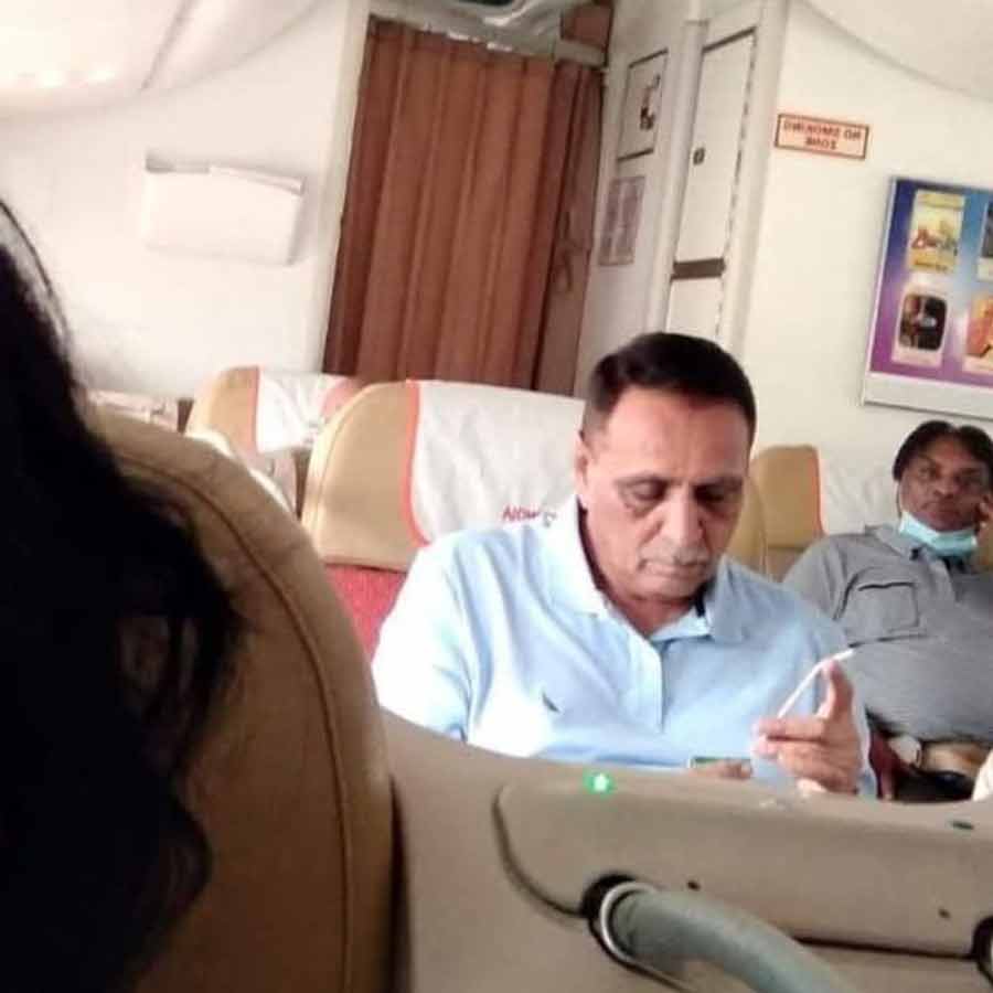 এয়ার ইন্ডিয়ার ওই বিমানেই ছিলেন গুজরাতের প্রাক্তন মুখ্যমন্ত্রী তথা বিজেপি নেতা বিজয় রূপাণী। দুর্ঘটনায় মৃত্যু হয় তাঁরও। আগুনে ভস্মীভূত হয়ে যাওয়ায় অন্য যাত্রীদের মতোই তাঁর দেহও আলাদা করে চিহ্নিত করার উপায় ছিল না। শেষমেশ ডিএনএ পরীক্ষার পর গুজরাতের প্রাক্তন এই মুখ্যমন্ত্রীর দেহ শনাক্ত করা হয়। বিজয়ের ঘনিষ্ঠমহল সূত্রে জানা গিয়েছিল, লন্ডনে কন্যার সঙ্গে দেখা করতে যাচ্ছিলেন তিনি। ২০১৬ থেকে ২০২১ সাল পর্যন্ত গুজরাতের মুখ্যমন্ত্রী ছিলেন রূপাণী।