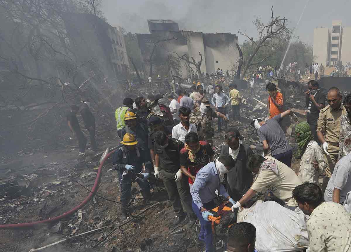 তদন্তের এই প্রাথমিক রিপোর্ট  প্রকাশ্যে আসার পর পাইলটের ভূমিকা নিয়ে প্রশ্ন তুলেছিলেন অনেকেই। ভুল করে এই সুইচ বন্ধ করে দেওয়া কি সম্ভব? বিশেষজ্ঞেরা অধিকাংশই সেই সম্ভাবনা উড়িয়ে দেন। জ্বালানির সুইচ পাইলটেরাই ব্যবহার করেন। বিমান রানওয়ে ছাড়ার আগে এই সুইচ চালু করা হয়। ফলে চালু হয়ে যায় ইঞ্জিন। আবার বিমান অবতরণের সময়ে এই সুইচ বন্ধ করে ইঞ্জিন বন্ধ করা হয়। এ ছাড়া, মাঝ-আকাশে কোনও জরুরি পরিস্থিতি তৈরি হলে (যেমন, ইঞ্জিনে আগুন ধরে যাওয়া) এই সুইচ ব্যবহার করা হয়। ফলে সুস্থ অবস্থায় ভুল করে এই সুইচে হাত দেওয়া পাইলটের পক্ষে সম্ভব নয়। সেই সম্ভাবনা বাস্তবসম্মতও নয় বলে দাবি করেন বিশেষজ্ঞেরা।