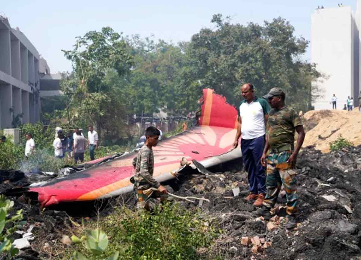 সম্প্রতি এয়ার ইন্ডিয়ার দুর্ঘটনা সংক্রান্ত তদন্ত নিয়ে ব্লুমবার্গ একটি রিপোর্ট প্রকাশ করে। তাতে দাবি করা হয়েছে, দুর্ঘটনাগ্রস্ত বিমানটির ইঞ্জিন আমেরিকায় রয়েছে। তদন্তকারীরা সেটি পরীক্ষার জন্য আমেরিকায় পাঠিয়েছেন। পরীক্ষানিরীক্ষা সম্পন্ন হলে তদন্তের চূড়ান্ত রিপোর্ট প্রকাশ করা হতে পারে। তবে তাতে আরও তিন মাস লাগতে পারে বলে দাবি করেছে ব্লুমবার্গ।