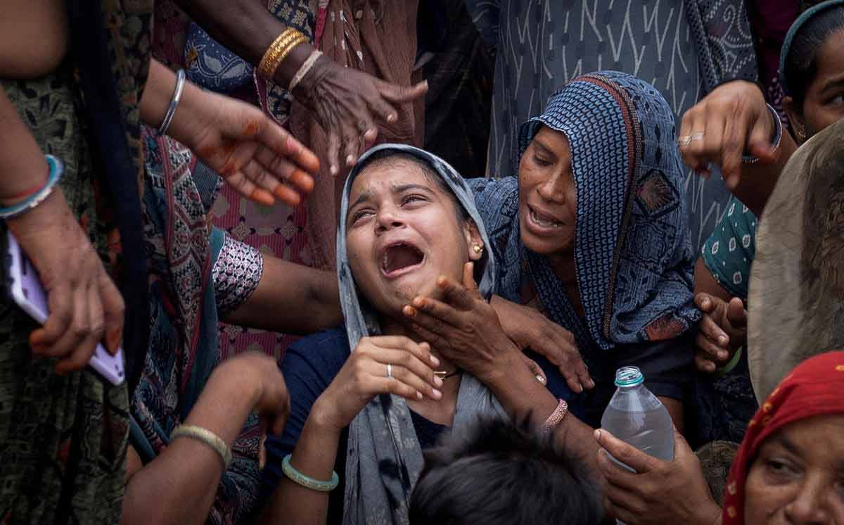 দুর্ঘটনাগ্রস্ত বিমানটি ছিল মার্কিন সংস্থা বোয়িং-এর তৈরি। বোয়িং-এর ড্রিমলাইনার মডেলের এই বিমানে জ্বালানির সুইচ ঠিক ভাবে কাজ করেছিল কি না, তা নিয়ে এখনও নানা মত রয়েছে। ঘটনাচক্রে, তার আগে-পরেও বেশ কয়েকটি বিমানে একই সমস্যা ধরা পড়ে। তার পরেই বোয়িং-এর কারখানায় জ্বালানি (ফুয়েল) সুইচ পরীক্ষার সিদ্ধান্ত নেওয়া হয়।