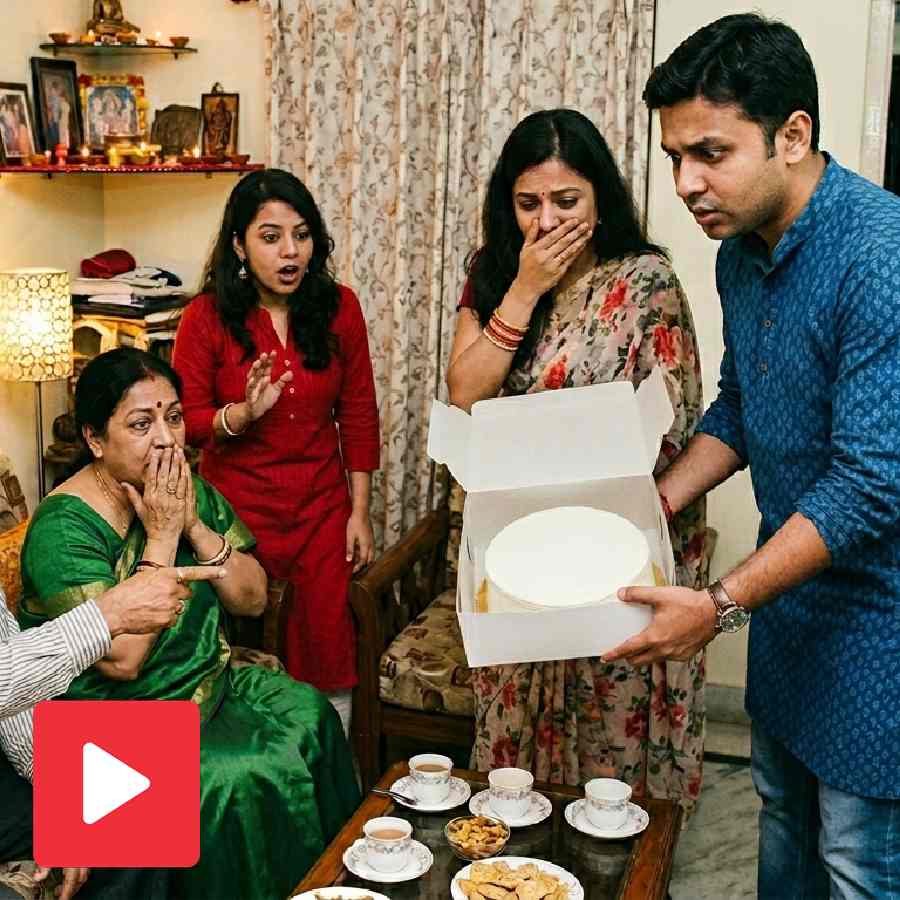 Video shows husband arrives with cake at in-laws to pick up wife, everyone laugh after reading the message on the cake