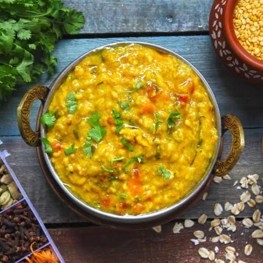 ওট্‌স-মুগডালের ঝাল ঝাল খিচুড়িতে নুনের অভাব বোঝা যাবে না।