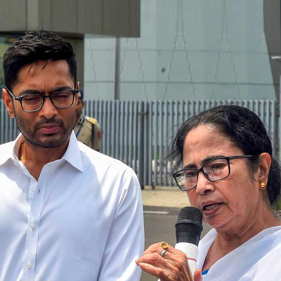অভ্যন্তরীণ কোন্দলকে কেন্দ্র করে টালমাটাল অবস্থা তৃণমূল কংগ্রেসের। ভাঙন রুখতে বিদ্রোহী সাংসদের সঙ্গে যোগাযোগ করা হয়েছিল, বোঝানোর চেষ্টাও করা হয়েছিল। বিদ্রোহীদের একাংশের বক্তব্য, বোঝানোর বিষয়টি আগে করলে ভাল হত। এখন হাত থেকে তির বেরিয়ে গিয়েছে। এক সাংসদ জানিয়েছেন, কী ঘটছে চারপাশে, তা দলনেত্রী বুঝতে পারেননি। মানুষ অভিষেক বন্দ্যোপাধ্যায় ও তাঁর কাজকর্ম সম্পর্কে কী ভাবছে, ধরতে পারেননি মমতা।