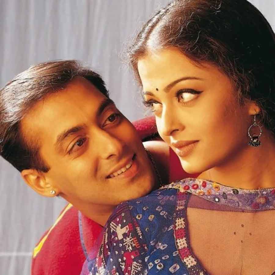 সলমন খানের সঙ্গে ঐশ্বর্যা রাইয়ের প্রেম নিয়ে আলোচনা হয়েছে প্রবল। তাঁদের সম্পর্ক শুরু হয়েছিল সঞ্জয় লীলা ভন্সালী পরিচালিত ‘হম দিল দে চুকে সনম’-এর সেটে। তখন ঐশ্বর্যা নবাগতা। বলিউডে সে ভাবে জমি পাননি। অন্য দিকে, সলমন বেশ প্রতিষ্ঠিত। তখন একে অপরের প্রেমে নাকি হাবুডুবু খেয়েছেন। অভিনেত্রী কার সঙ্গে কাজ করবেন, কোন ছবি নেবেন, সে ব্যাপারেও পরামর্শ দিতে শুরু করেন সলমন। শোনা যায়, ধীরে ধীরে ঐশ্বর্যার প্রতি অধিকার ফলাতে শুরু করেন সলমন! একবার নাকি ঐশ্বর্যার বাড়ির সামনে দাঁড়িয়ে দরজা খোলার জন্য প্রচণ্ড চিৎকার করতে থাকেন সলমন। সে সময়ে এই ঘটনা শিরোনাম দখল করেছিল অনেক সংবাদমাধ্যমের। ঐশ্বর্যা দরজা না খুললে নিজেকে শেষ করে দেওয়ার হুমকিও নাকি দিতে থাকেন। এর পরে যদিও সেই প্রেম ভাঙে।    