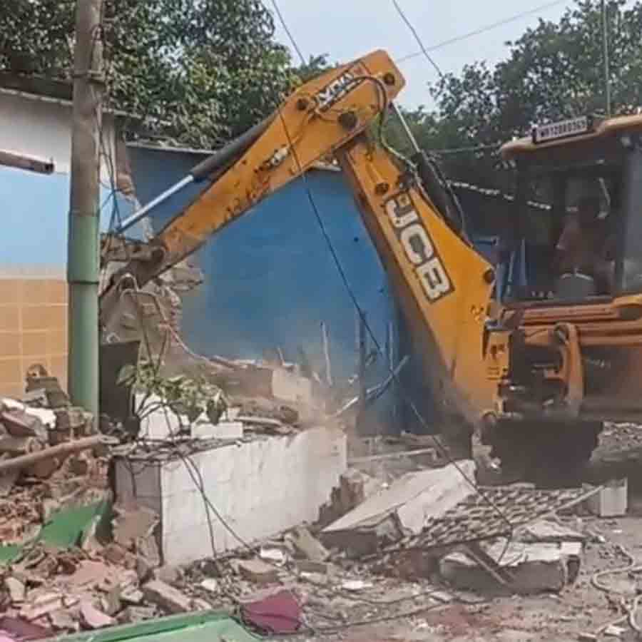Illegal shops demolished with bulldozer at Shalimar dgtld