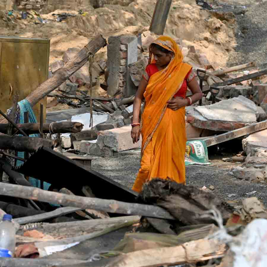 দুঃসময়: বুলডোজ়ারের ধাক্কায় চুরমার হয়েছে যাদবপুর রেলস্টেশন সংলগ্ন ভাতের হোটেল। দেবস্মিতা ভট্টাচার্য