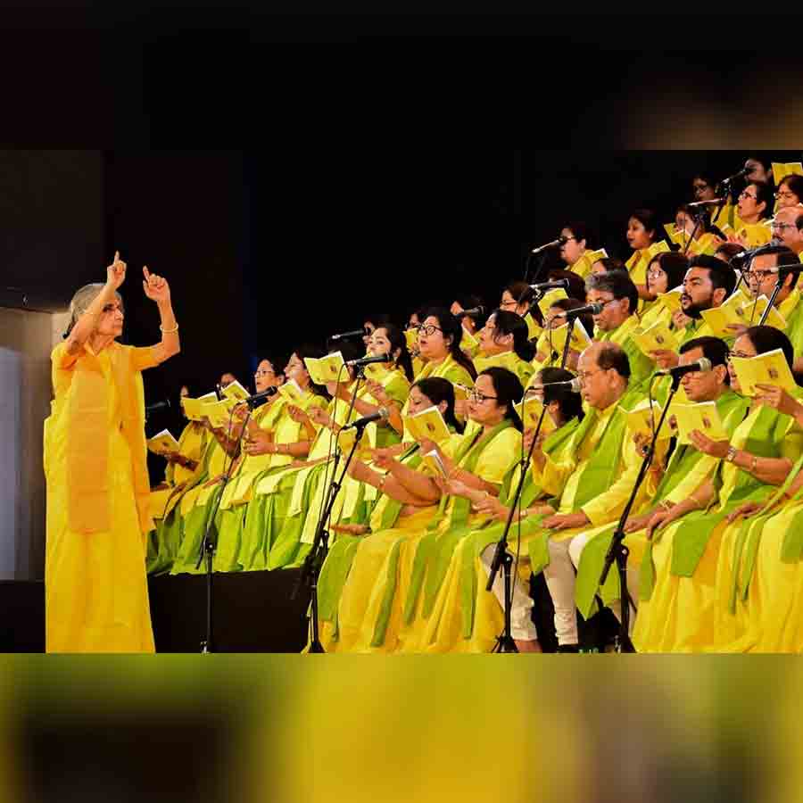 মঞ্চে অরুন্ধতী ও তাঁর ছাত্রছাত্রীরা।