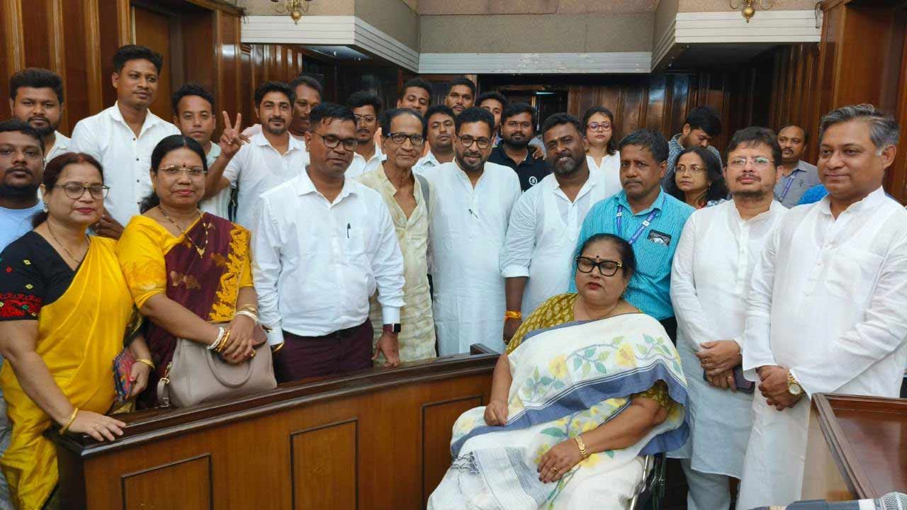 শপথ গ্রহণের পরে পরিষদীয় মন্ত্রী শঙ্কর ঘোষ ও বিরোধী দলনেতা ঋতব্রত বন্দ্যোপাধ্য়ায়