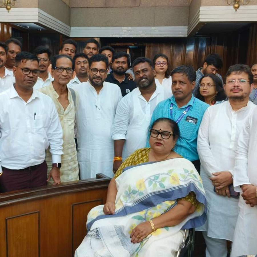 শপথ গ্রহণের পরে পরিষদীয় মন্ত্রী শঙ্কর ঘোষ ও বিরোধী দলনেতা ঋতব্রত বন্দ্যোপাধ্য়ায়