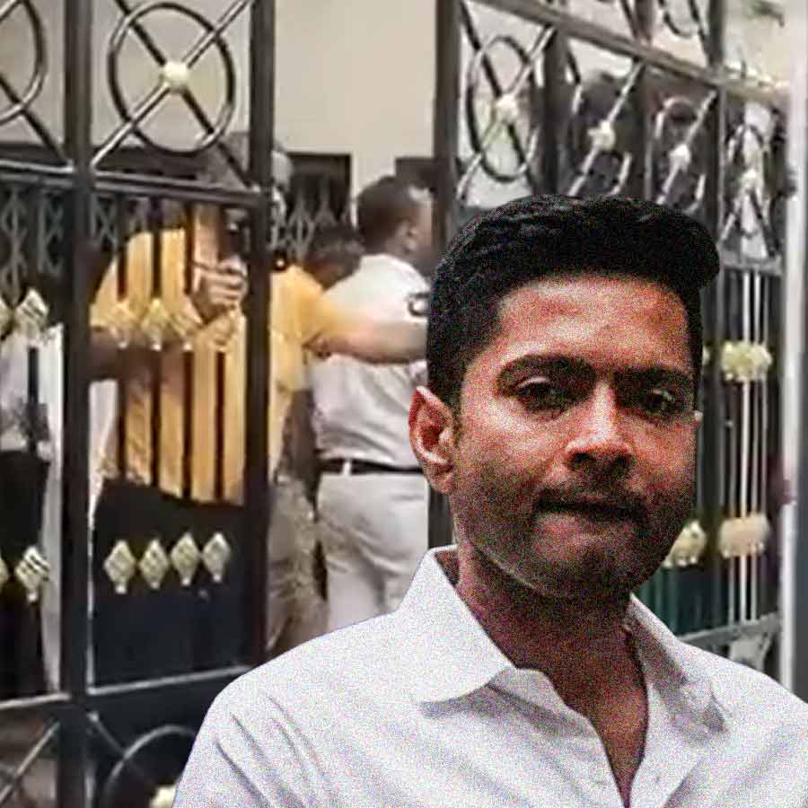 অভিষেক বন্দ্যোপাধ্যায়ের কালীঘাটের বাড়িতে শালবনি থানার পুলিশ।
