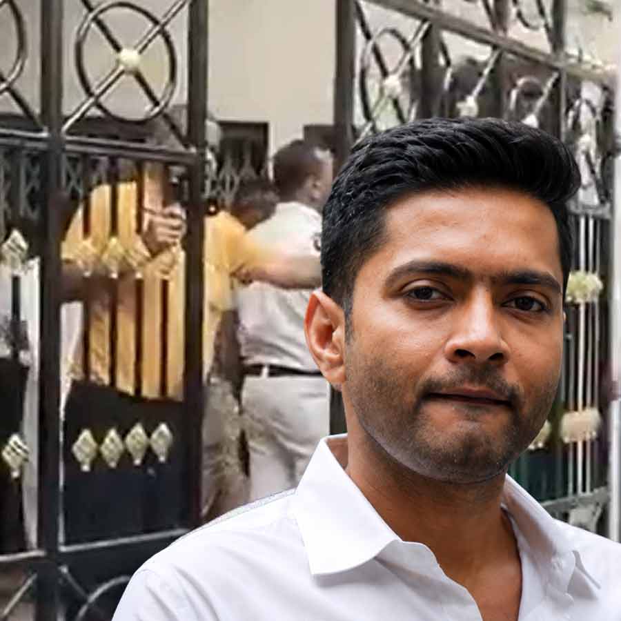 অভিষেক বন্দ্যোপাধ্যায়ের কালীঘাটের বাড়িতে শালবনি থানার পুলিশ।