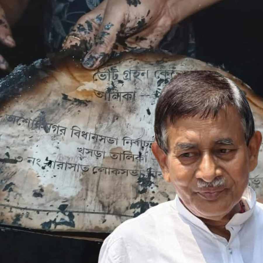 পুরসভার নথি পোড়ানোর অভিযোগ পুরপ্রধান প্রবোধ সরকারের বিরুদ্ধে। গ্রাফিক: আনন্দবাজার ডট কম।