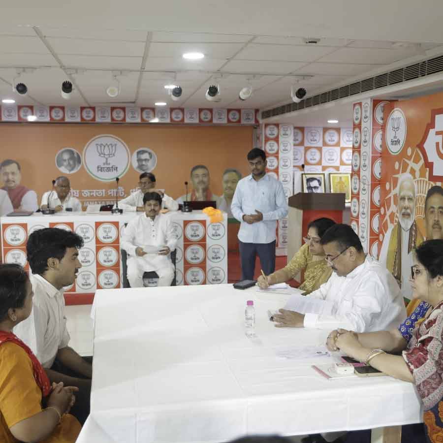 ‘জনতার দরবার’-এ অভাব-অভিযোগ শুনছেন শুভেন্দু অধিকারী। সঙ্গে লকেট চট্টোপাধ্যায় (ডান দিকে)।