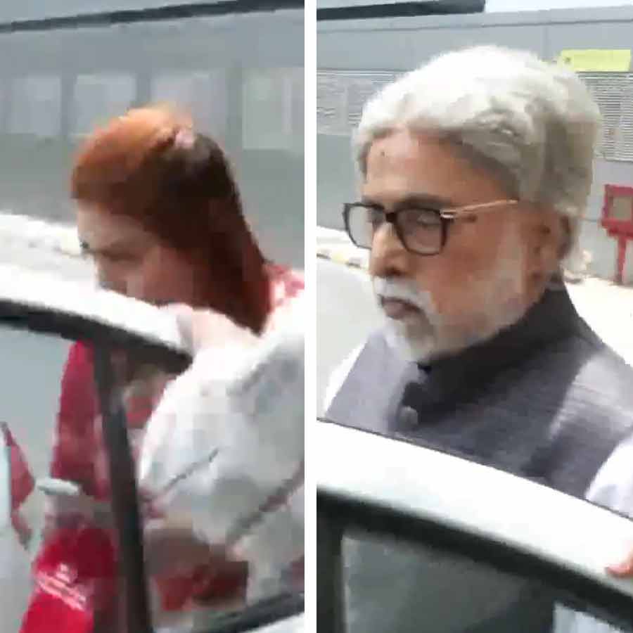 (বাঁ দিকে) শতাব্দী রায় এবং সুদীপ বন্দ্যোপাধ্যায় (ডান দিকে)।