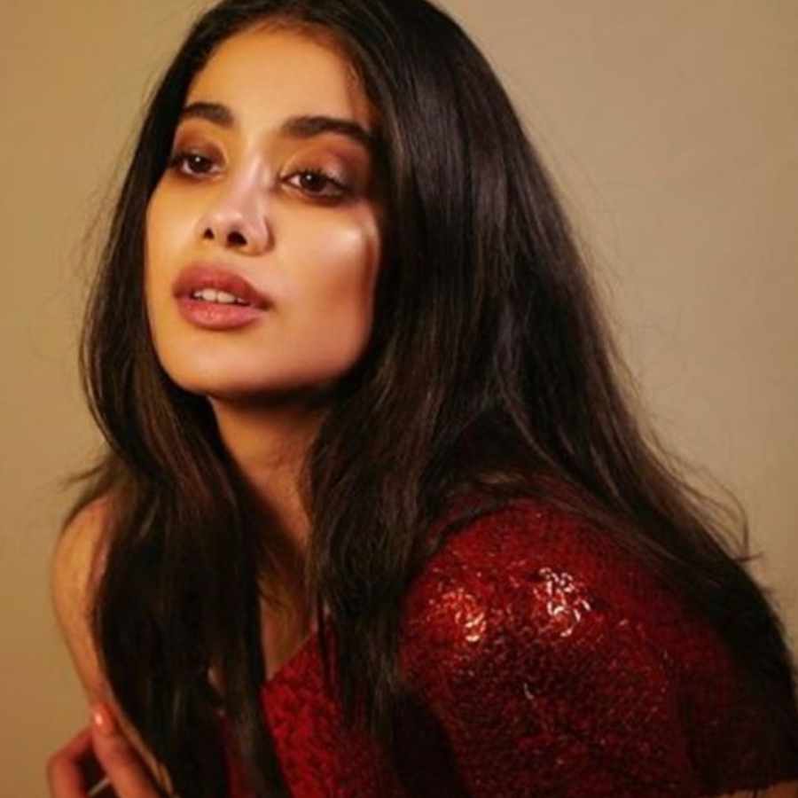 The Secret to Glossy, Hydrated Lips of Janhvi Kapoor, the Ultimate Guide of Lip Oils