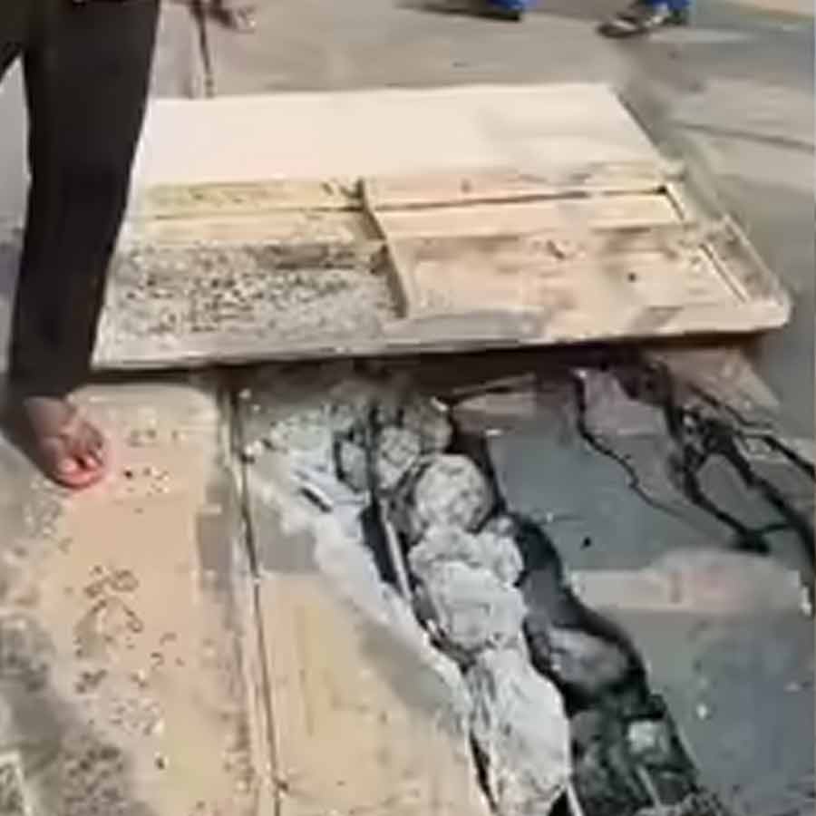 বিহারের বক্সারে ক্ষতিগ্রস্ত রেল ওভারব্রিজ।