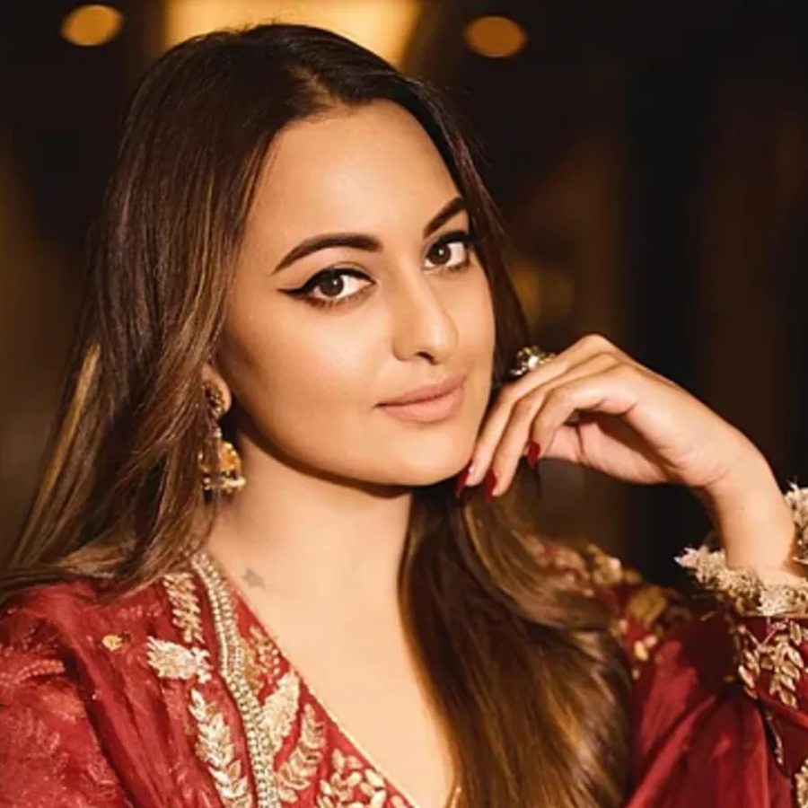 আইলাইনার পরার সহজ পন্থা শিখে নিন সোনাক্ষীর থেকে।