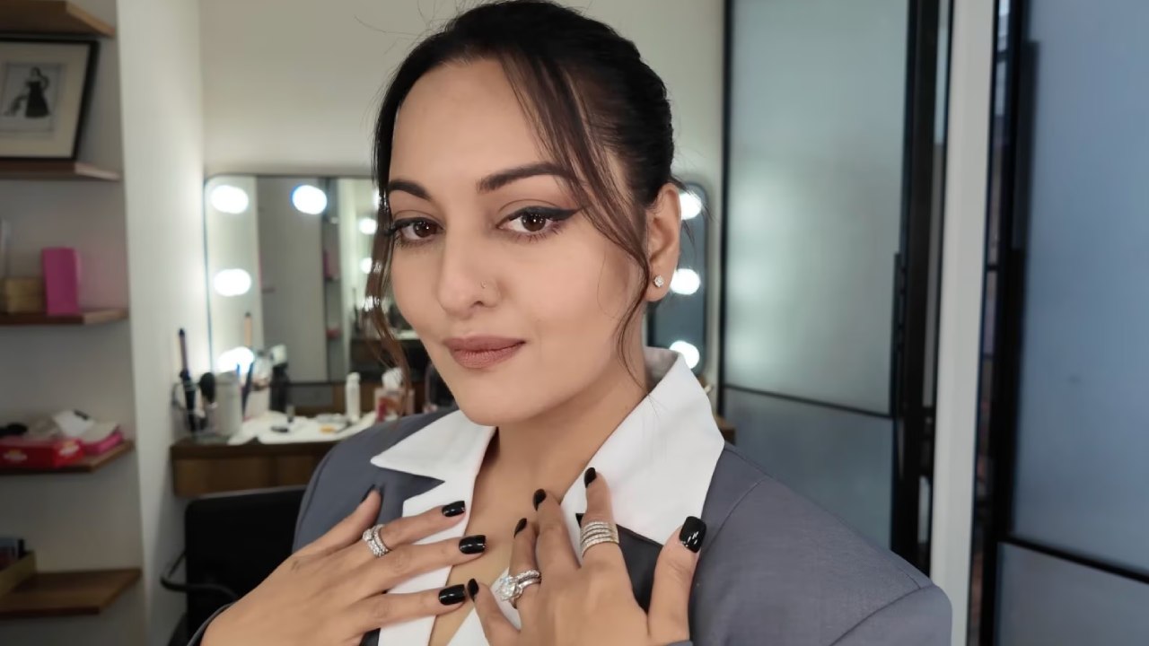 চোখের কোণে ডানা আঁকার সহজ পন্থা।