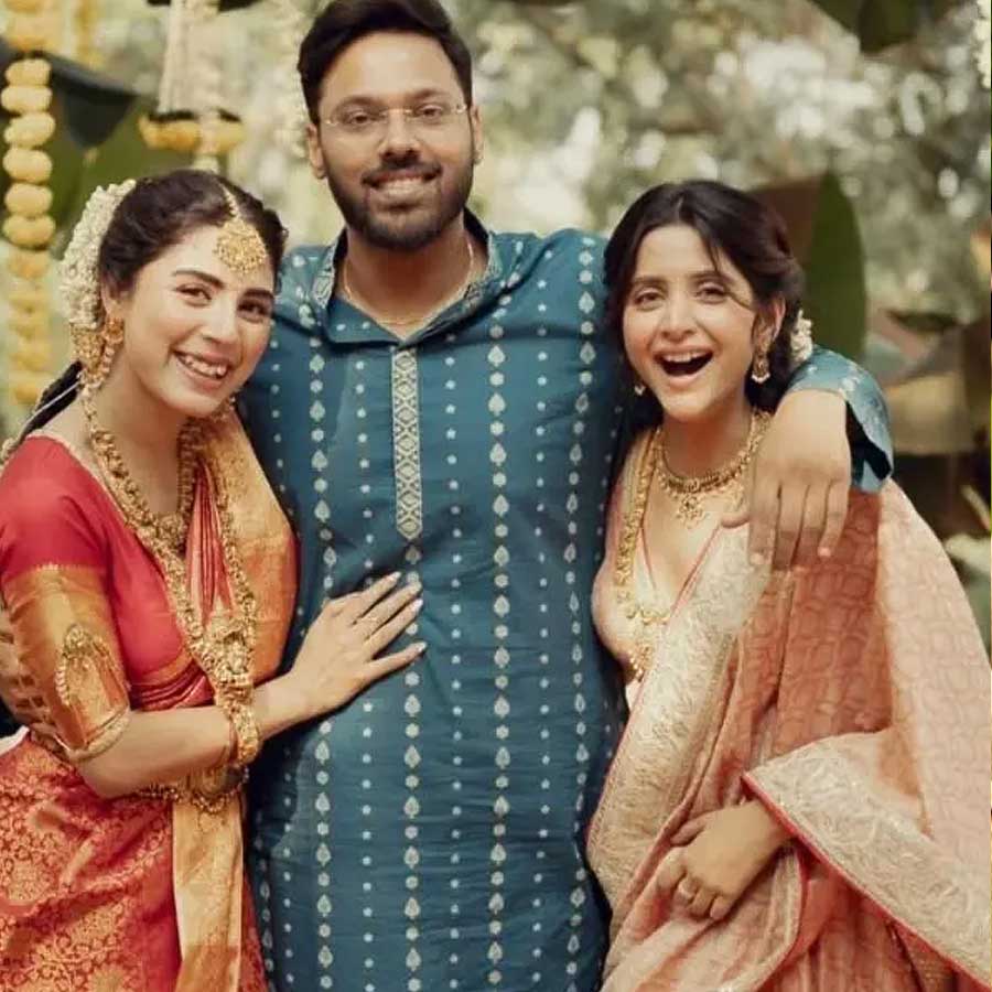বান্ধবী অদ্রিজার বাগ্‌দান অনুষ্ঠানে দেবচন্দ্রিমা। 