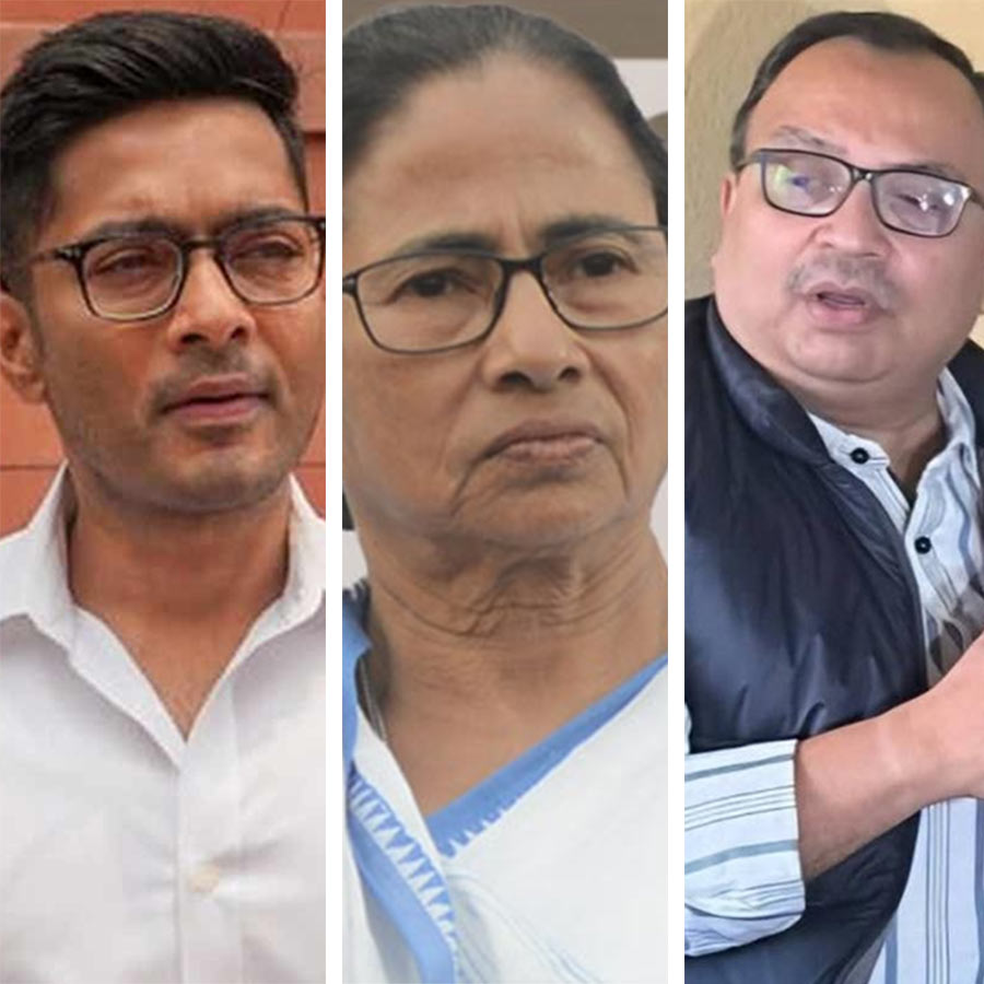 (বাঁ দিক থেকে) অভিষেক বন্দ্যোপাধ্যায়, মমতা বন্দ্যোপাধ্যায় এবং কুণাল ঘোষ।