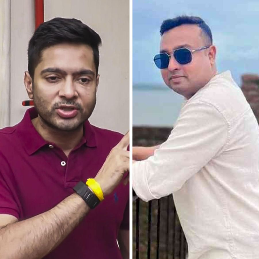 (বাঁ দিকে) অভিষেক বন্দ্যোপাধ্যায় এবং তাঁর আপ্তসহায়ক সুমিত রায় (ডান দিকে)।