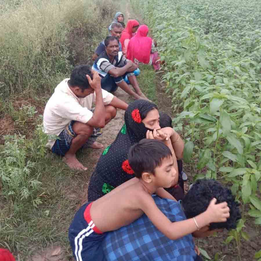 করিমপুরে প্রকৃত নিয়ন্ত্রণরেখার কাছে অপেক্ষা। নিজস্ব চিত্র