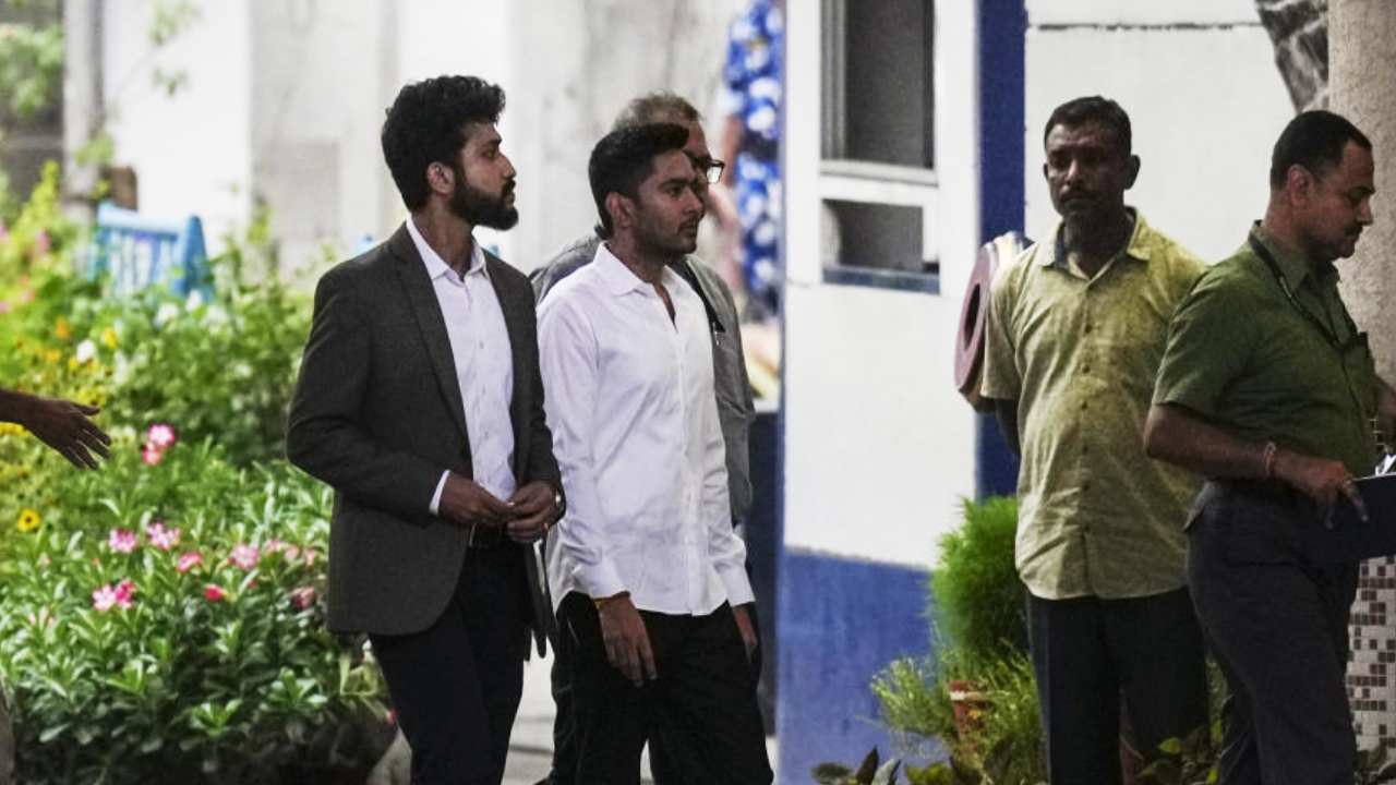 বৃহস্পতিবার বিকেলে তৃণমূলের সর্বভারতীয় সাধারণ সম্পাদক অভিষেক বন্দ্যোপাধ্যায় সিআইডি দফতরে।