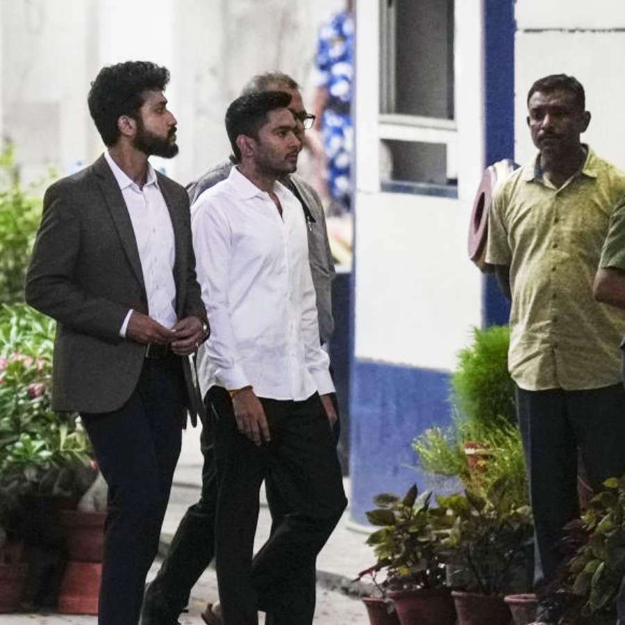 বৃহস্পতিবার বিকেলে তৃণমূলের সর্বভারতীয় সাধারণ সম্পাদক অভিষেক বন্দ্যোপাধ্যায় সিআইডি দফতরে।