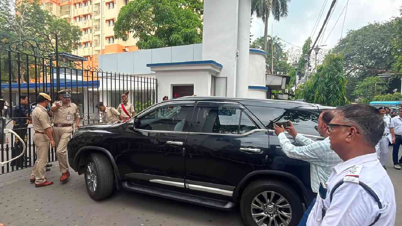 ভবানী ভবনের সামনে অভিষেক বন্দ্যোপাধ্যায়ের গাড়ি। রবিবার।