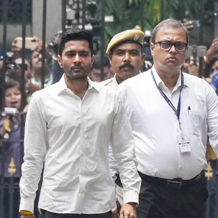 Abhishek Banerjee in CID office after summoned in Signature case dgtl