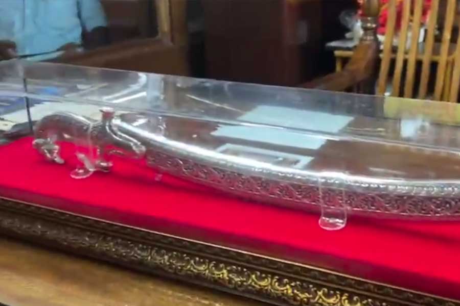  এই তরোয়াল উপহার দিয়েছেন বিজয়। 