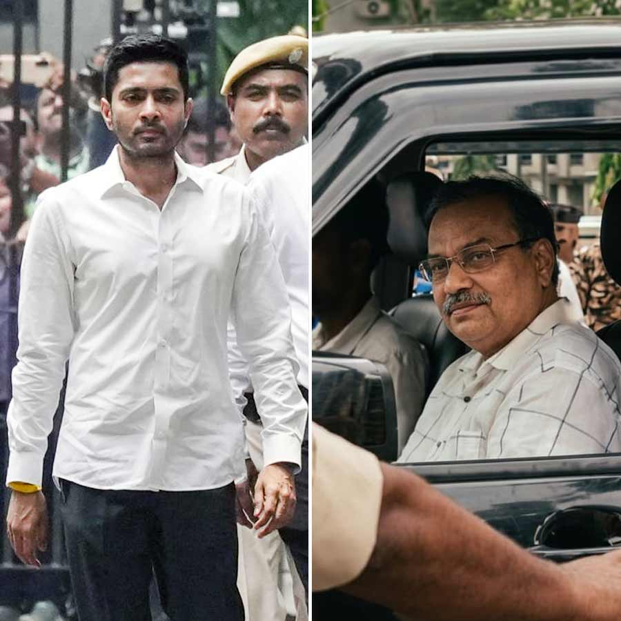 (বাঁ দিকে) রবিবার তৃণমূলের সর্বভারতীয় সাধারণ সম্পাদক অভিষেক বন্দ্যোপাধ্যায় সিআইডি দফতরে। ছবি: পিটিআই। দুপুরে ঢুকলেন কুণাল ঘোষও (ডান দিকে)। ছবি: সংগৃহীত।