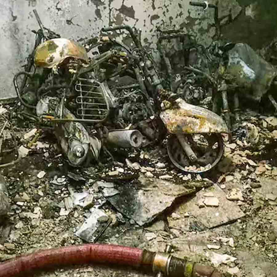 বহুতলে অগ্নিকাণ্ডের পর। ছবি: সংগৃহীত।