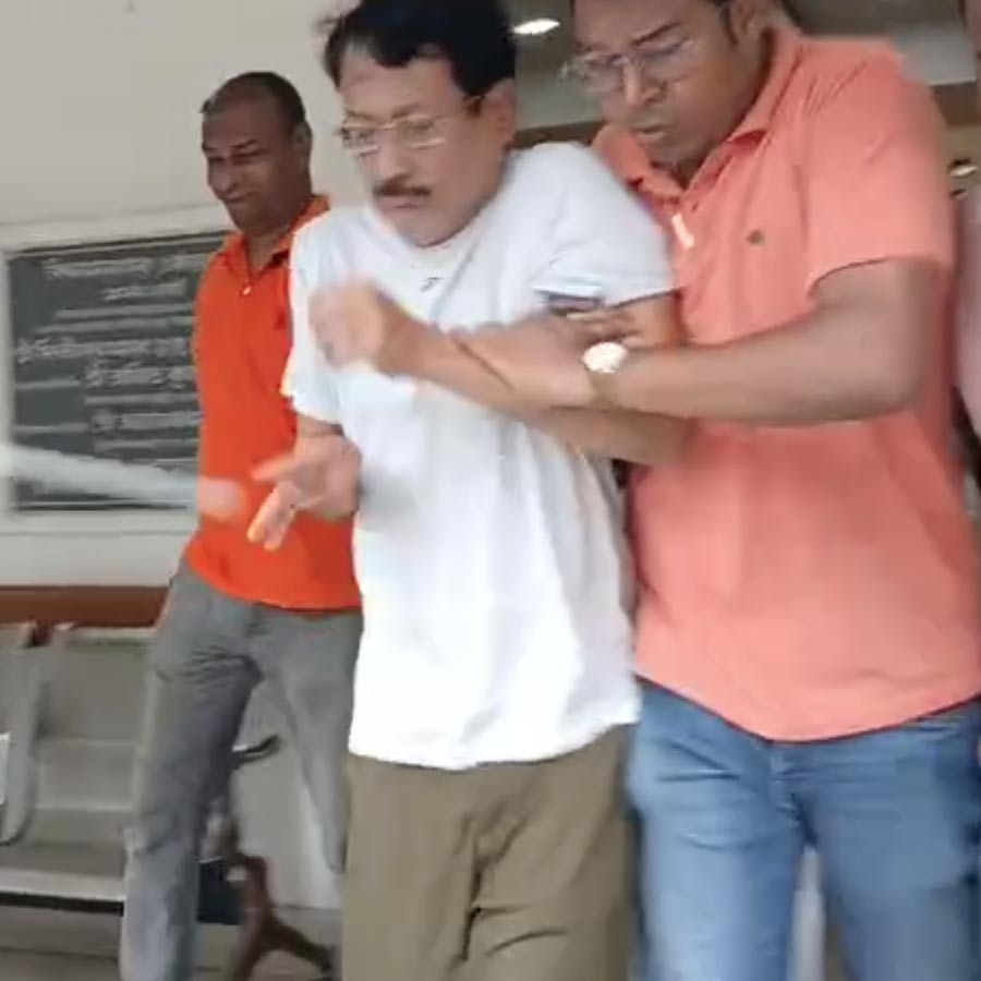 সব্যসাচী দত্তের দিকে ধেয়ে এল ডিম।