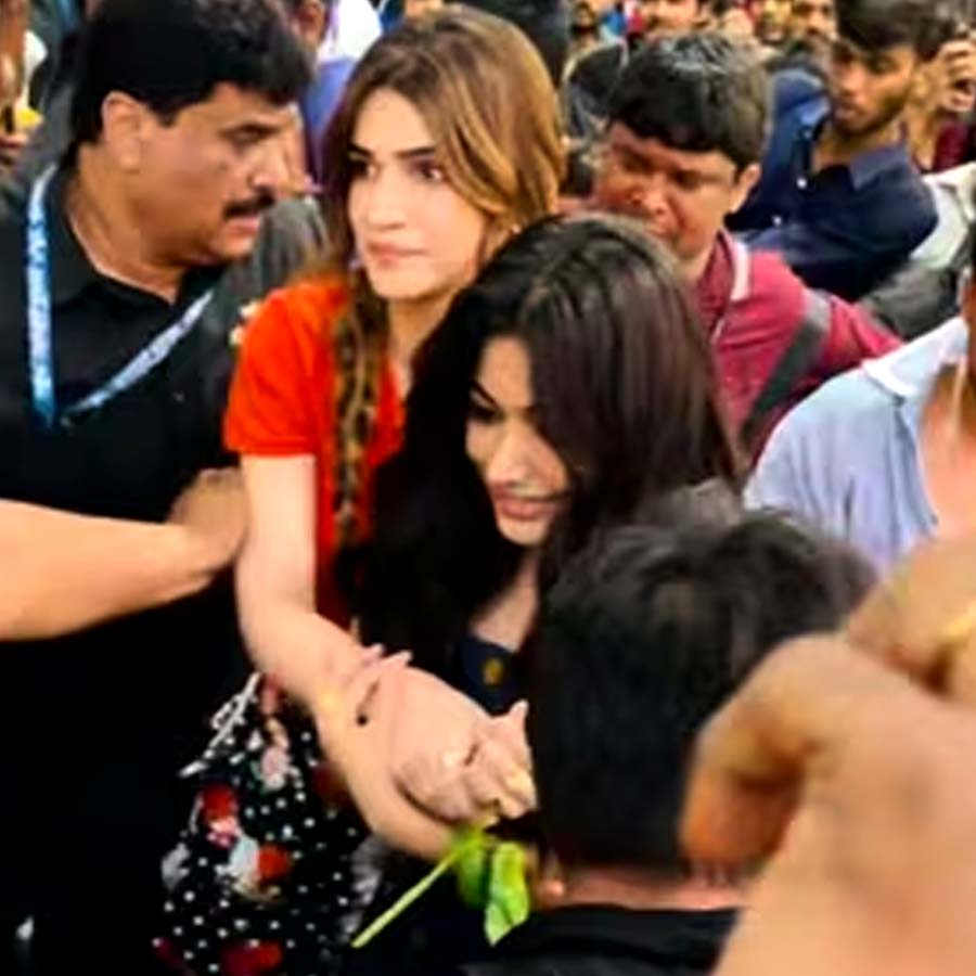 রশ্মিকাকে আগলে রাখলেন কৃতি।