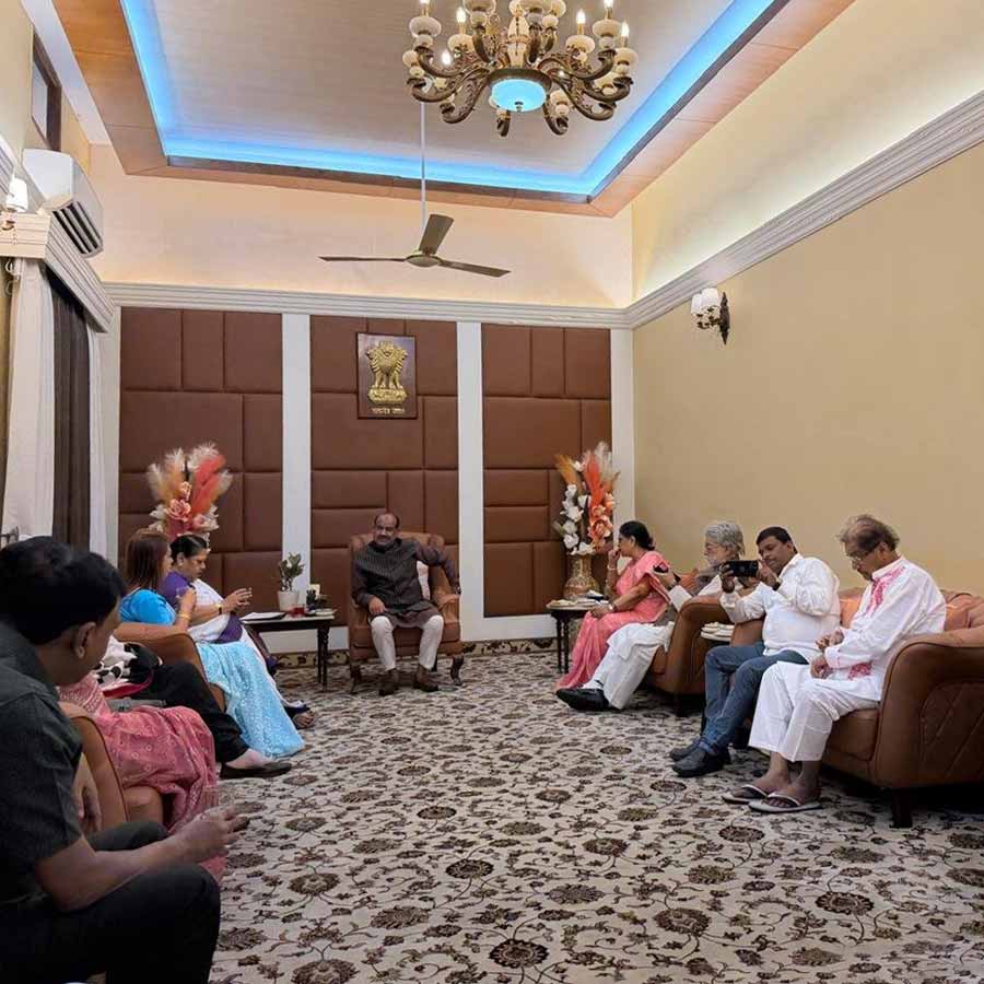 কেন্দ্রীয় মন্ত্রী তথা বিজেপি নেতা ভূপেন্দ্র যাদবের বাড়িতে তৃণমূলের বিদ্রোহী সাংসদেরা। রবিবার নয়াদিল্লিতে।