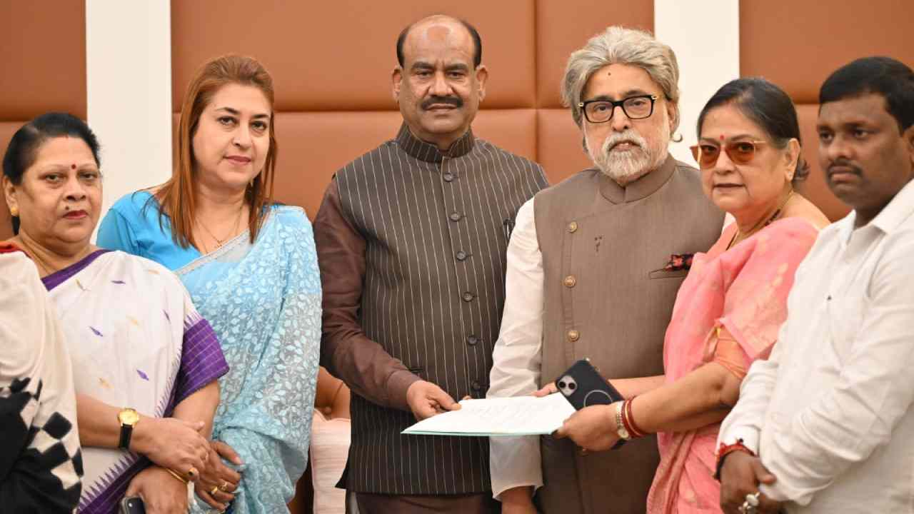 রবিবার দিল্লিতে লোকসভার স্পিকার ওম বিড়লার বাসভবনে তৃণমূলের বিদ্রোহীরা সাংসদেরা।