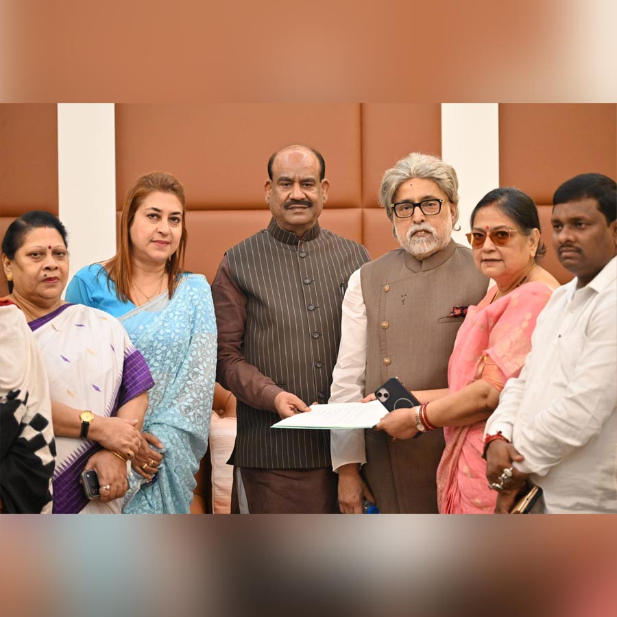 রবিবার দিল্লিতে লোকসভার স্পিকার ওম বিড়লার বাসভবনে তৃণমূলের বিদ্রোহীরা সাংসদেরা।