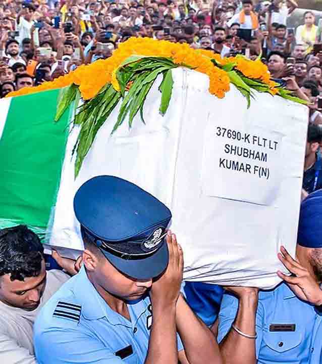Dead body of Flight LT. Shubha Kumar returns to his Village