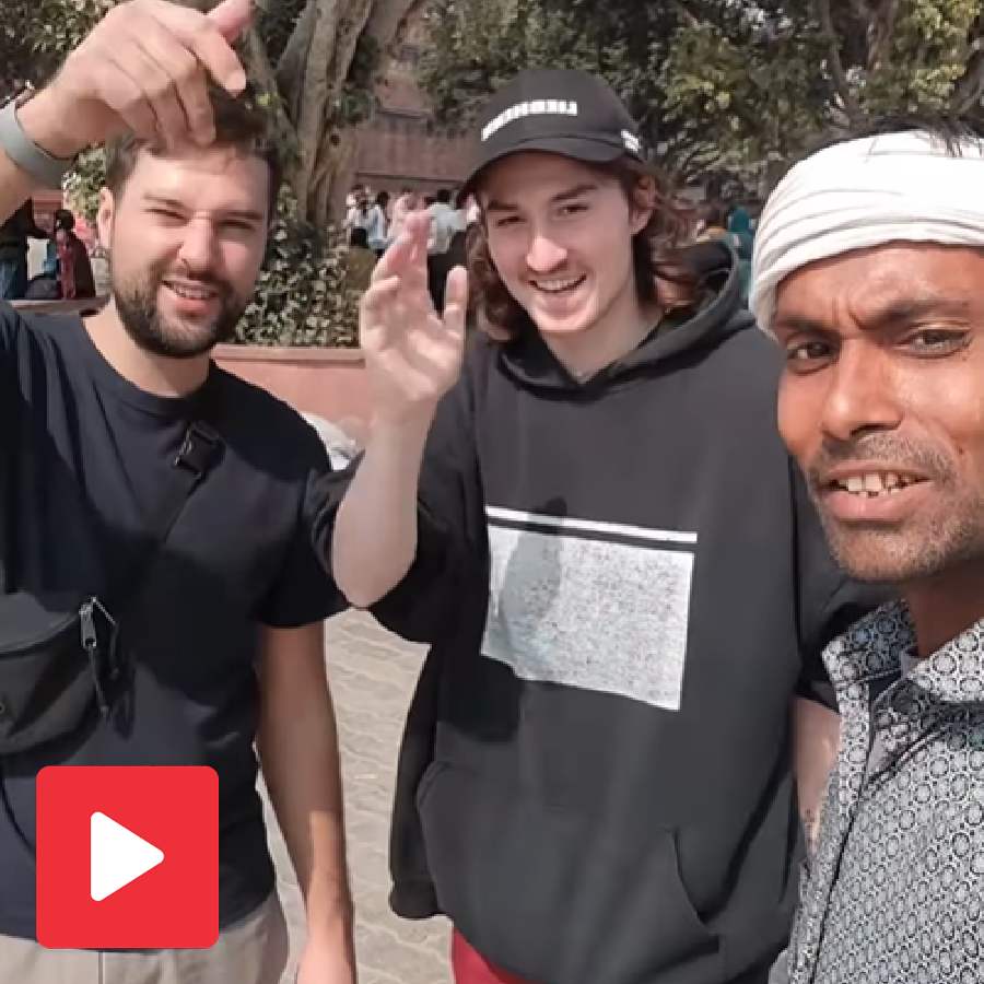 Video shows rickshaw puller from Delhi speaking foreign language fluently