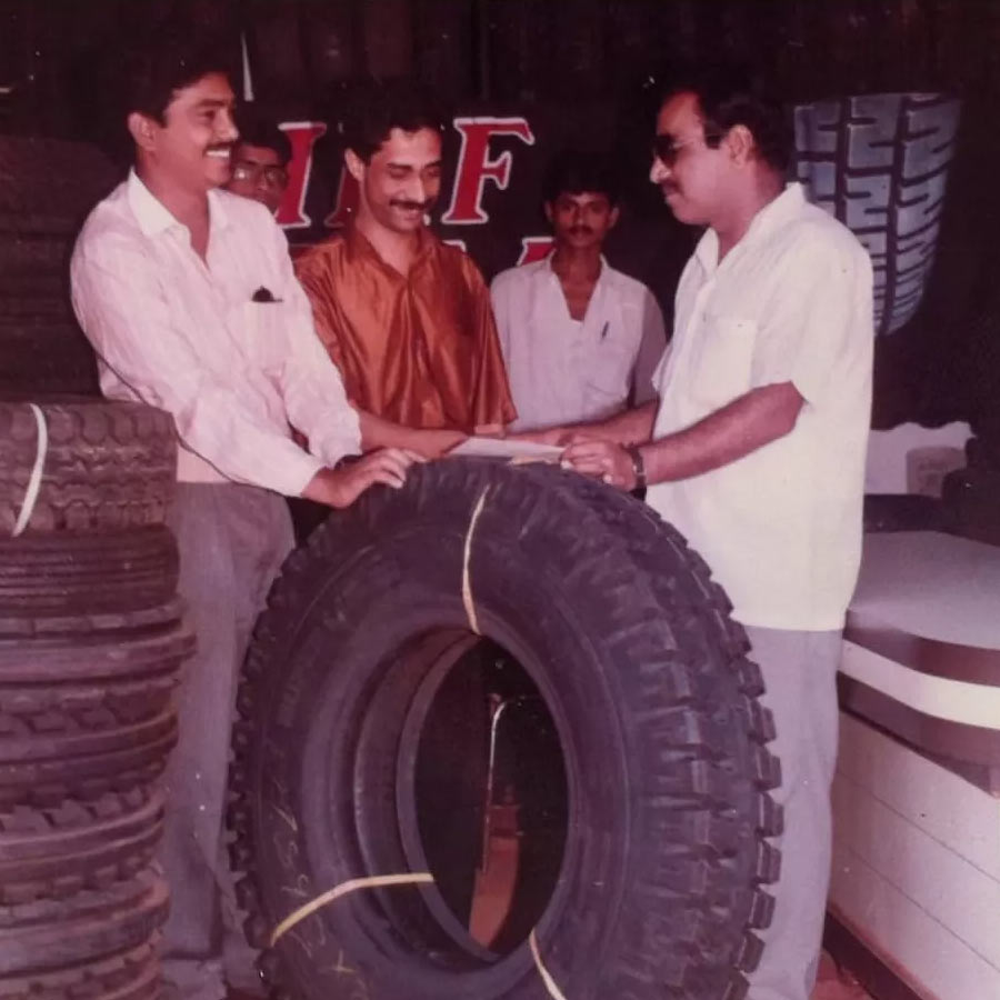 Meet 12th pass Autorickshaw driver who  Built a rs 800 Crore Business Empire