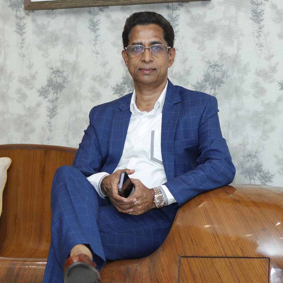Meet 12th pass Autorickshaw driver who  Built a rs 800 Crore Business Empire