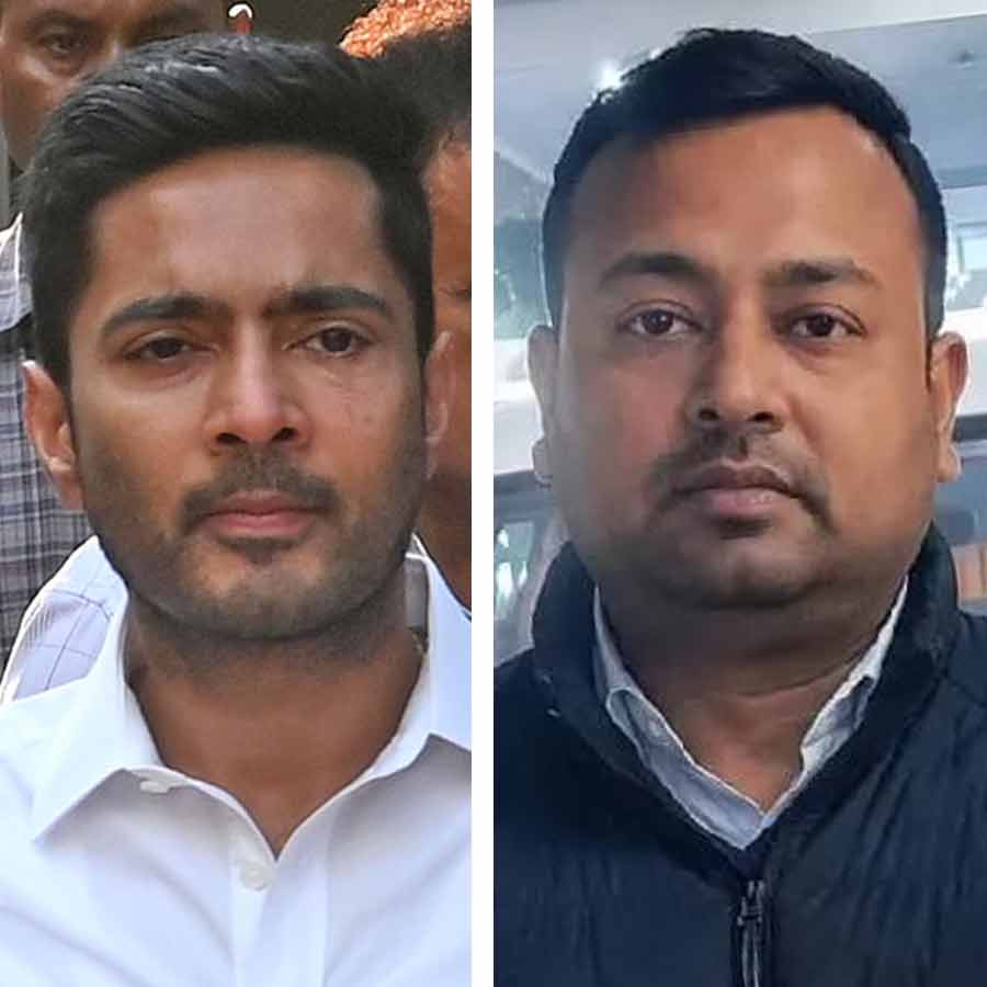 (বাঁ দিকে) অভিষেক বন্দ্যোপাধ্যায় এবং সুমিত রায় (ডান দিকে)।