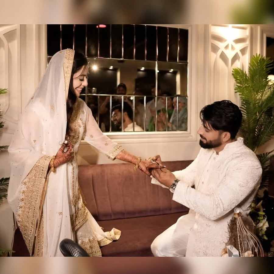 নতুন স্ত্রীকে আংটি পরাচ্ছেন মহসিন।