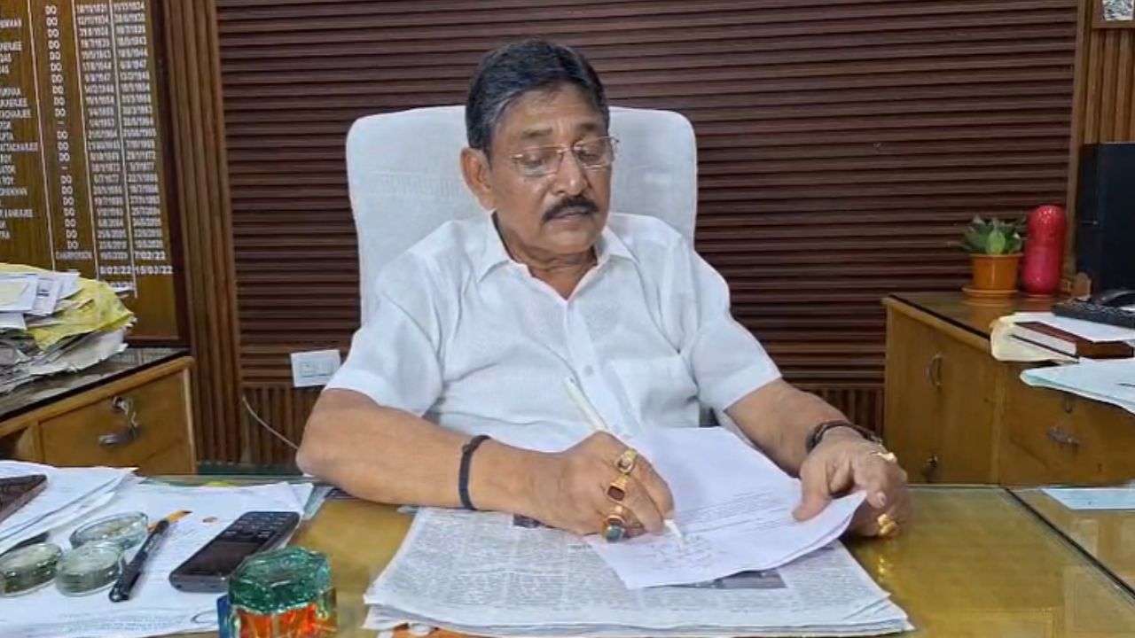 ব্যারাকপুরের পুরপ্রধানের পদ ছাড়লেন উত্তম দাস।